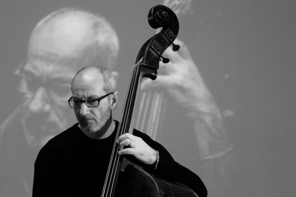 Maurizio Quintavalle mentre suona il contrabbasso