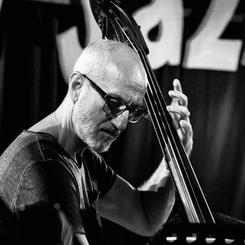 Maurizio Quintavalle mentre suona il contrabbasso