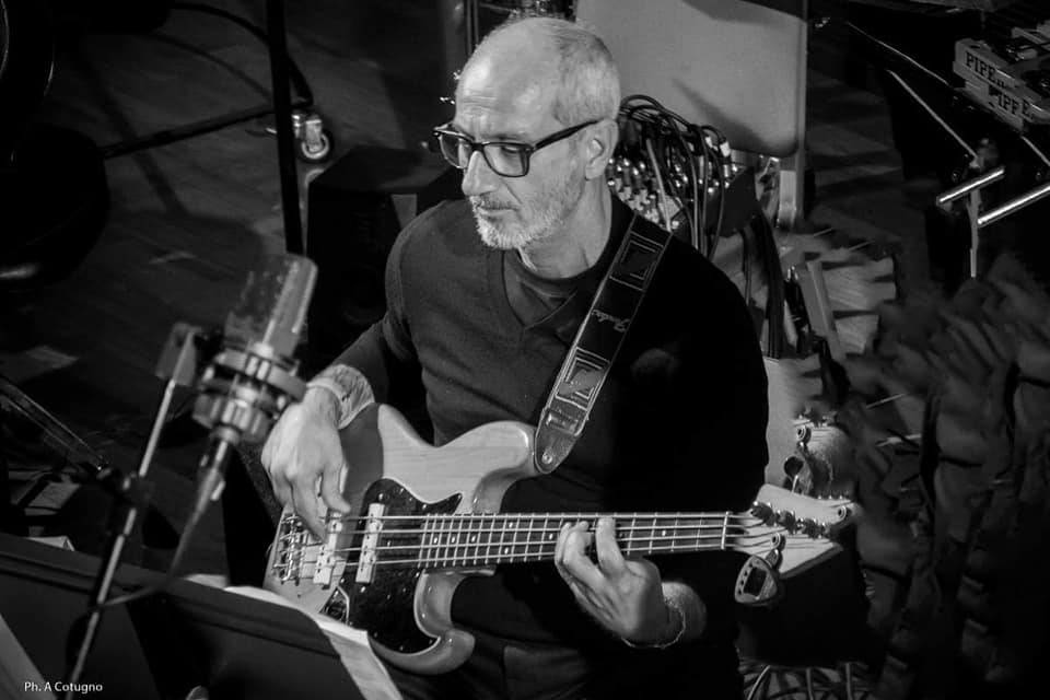Maurizio Quintavalle mentre suona il basso