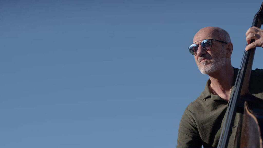 Maurizio Quintavalle con contrabbasso sfondo cielo