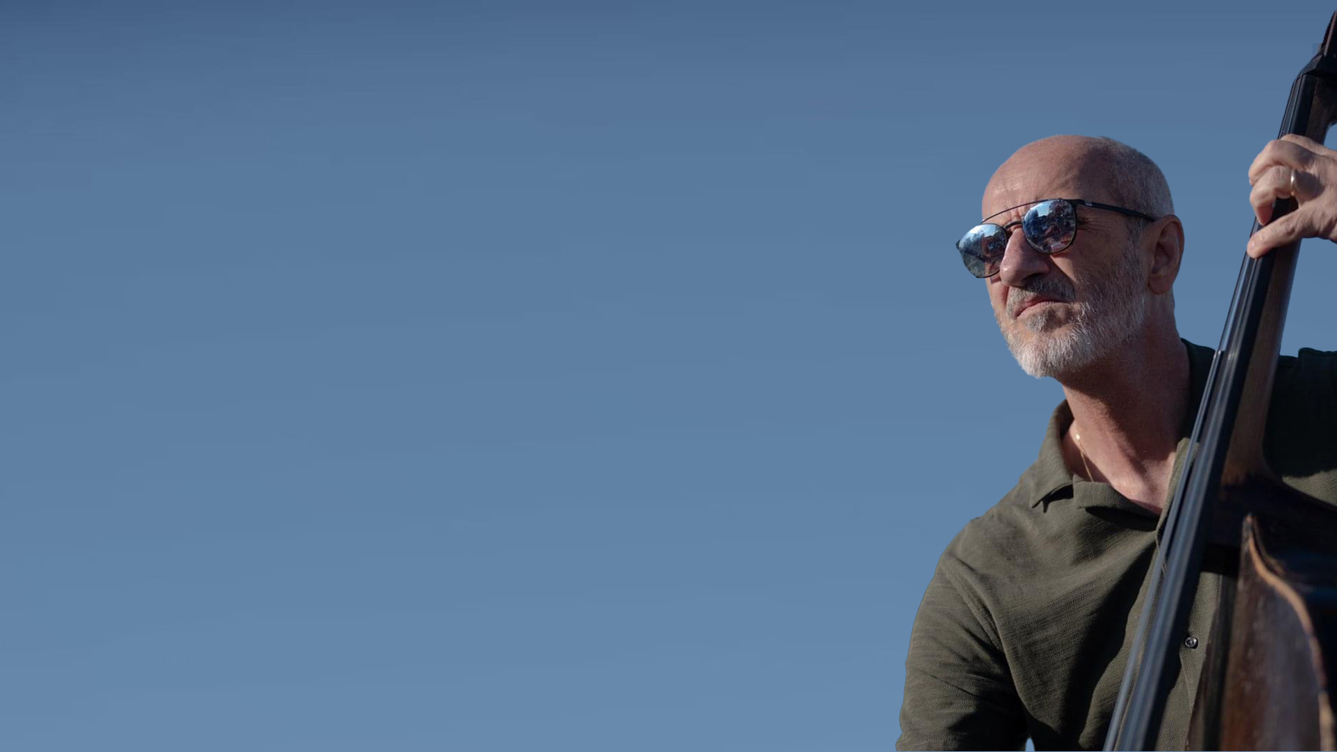 Maurizio Quintavalle con contrabbasso sfondo cielo