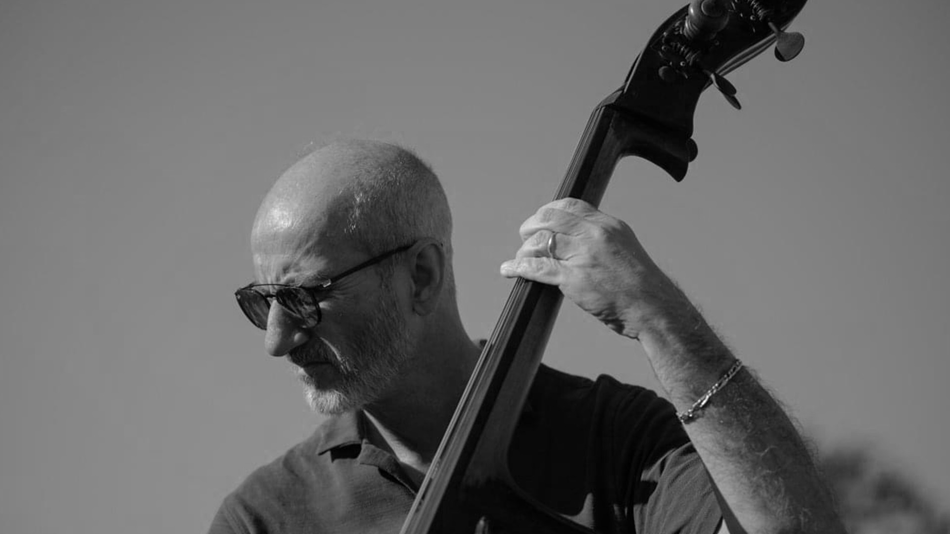 profilo di Maurizio Quintavalle mentre suona il contrabbasso