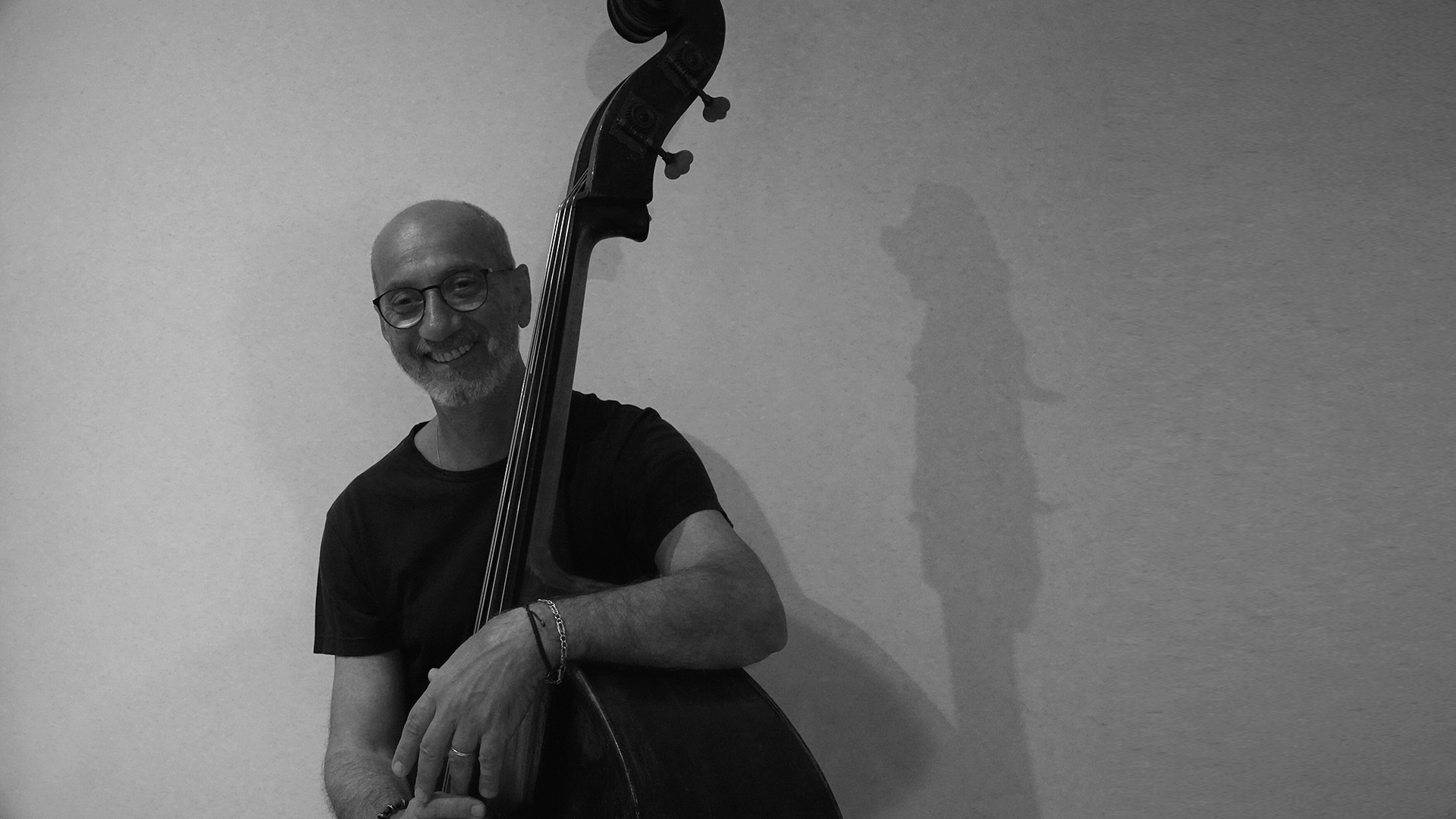 Maurizio Quintavalle posa con il contrabbasso, primo piano