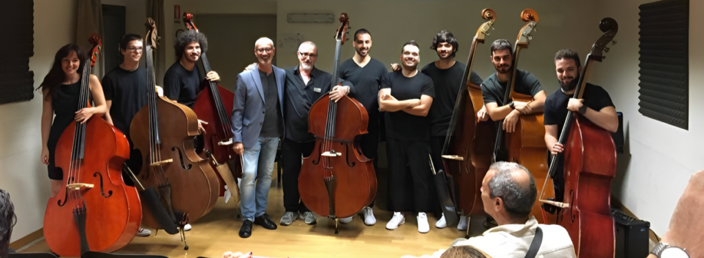 Maurizio Quintavalle con i suoi allievi di contrabbasso del conservatorio di Bari