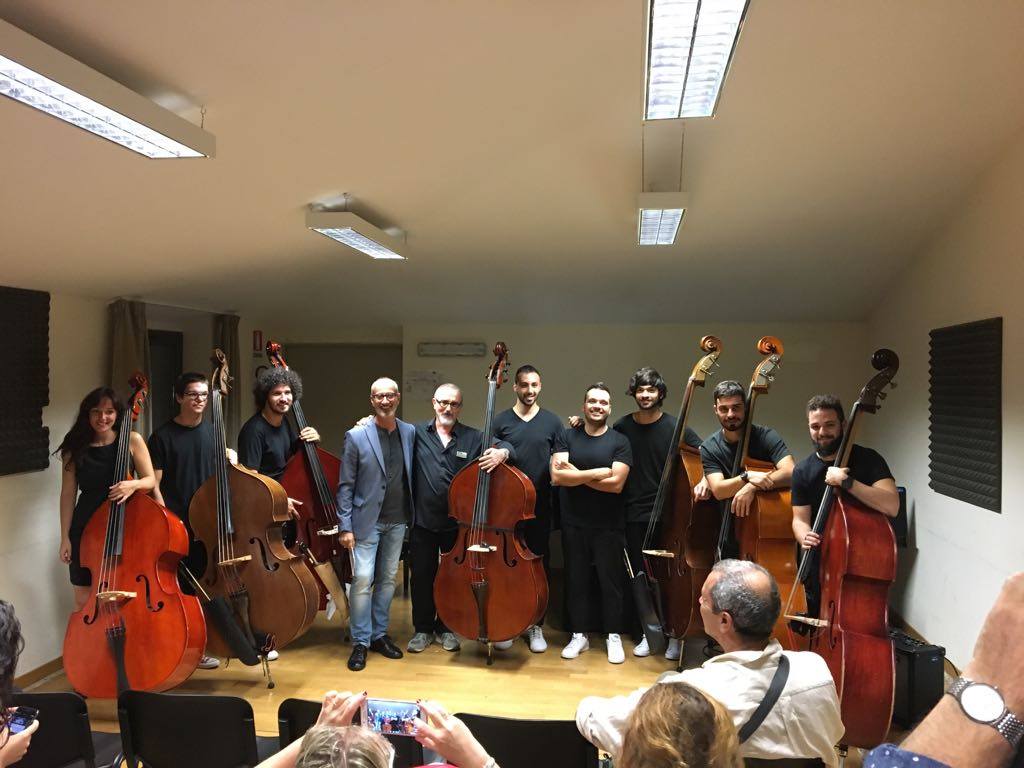 Maurizio Quintavalle con i suoi alunni del conservatorio di Bari