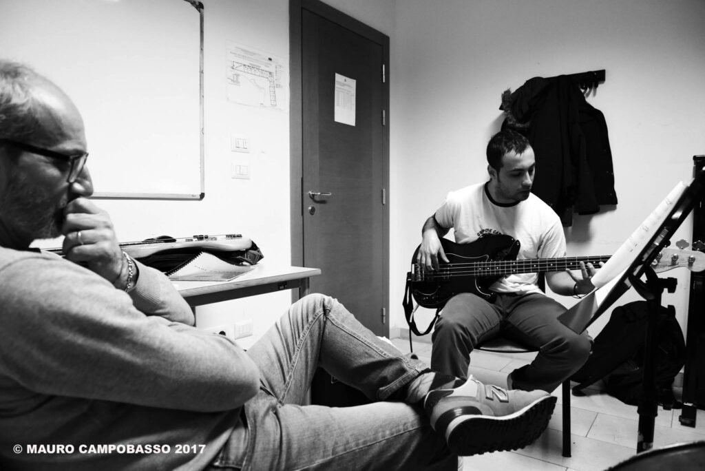 Maurizio Quintavalle mentre insegna basso jazz ad un allievo (2017)