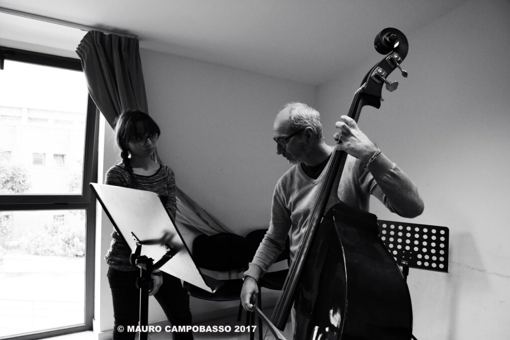 Maurizio Quintavalle e una sua allieva durante una delle sue lezioni di contrabbasso jazz (2017)