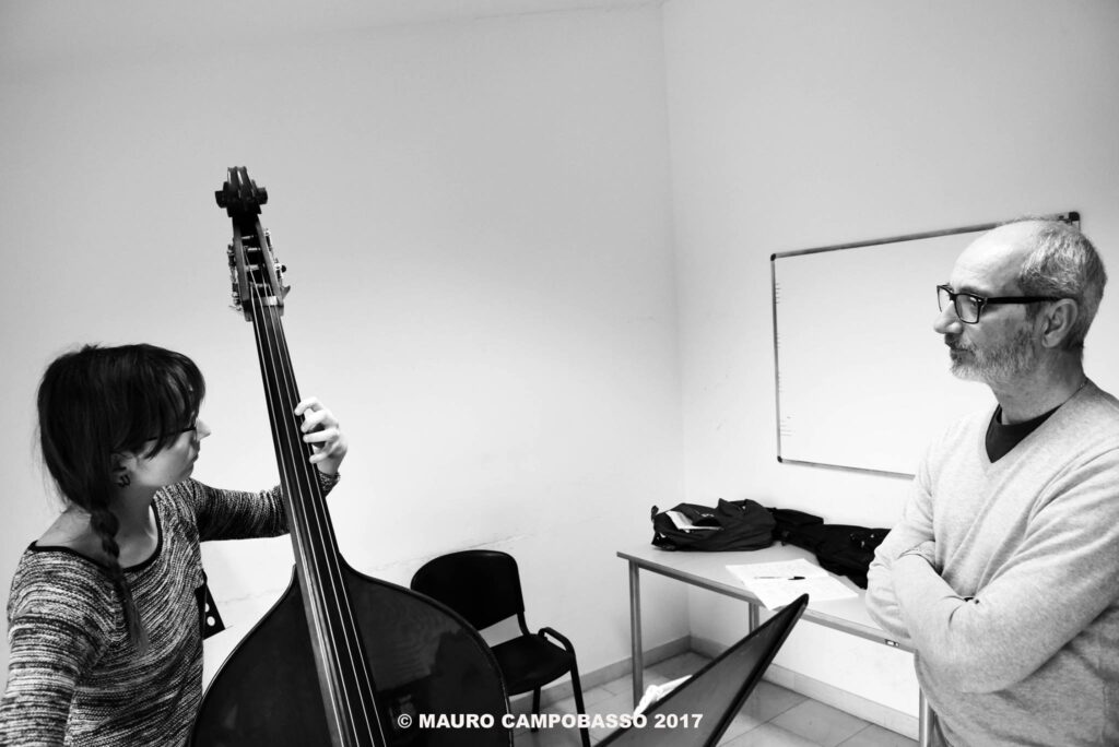 Maurizio Quintavalle e allieva durante una lezione di contrabbasso jazz (2017)