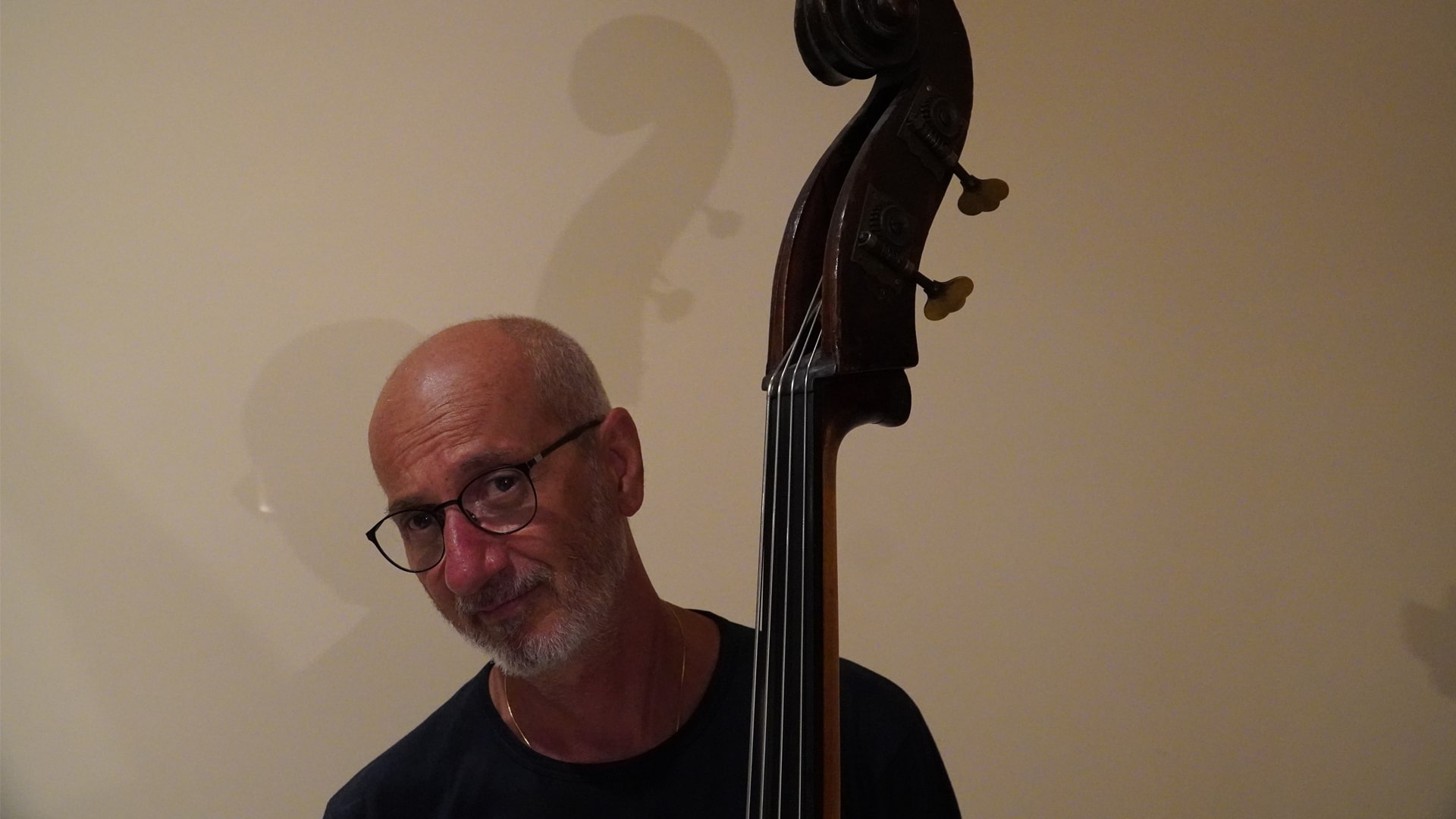 Maurizio Quintavalle, primo piano con il contrabbasso