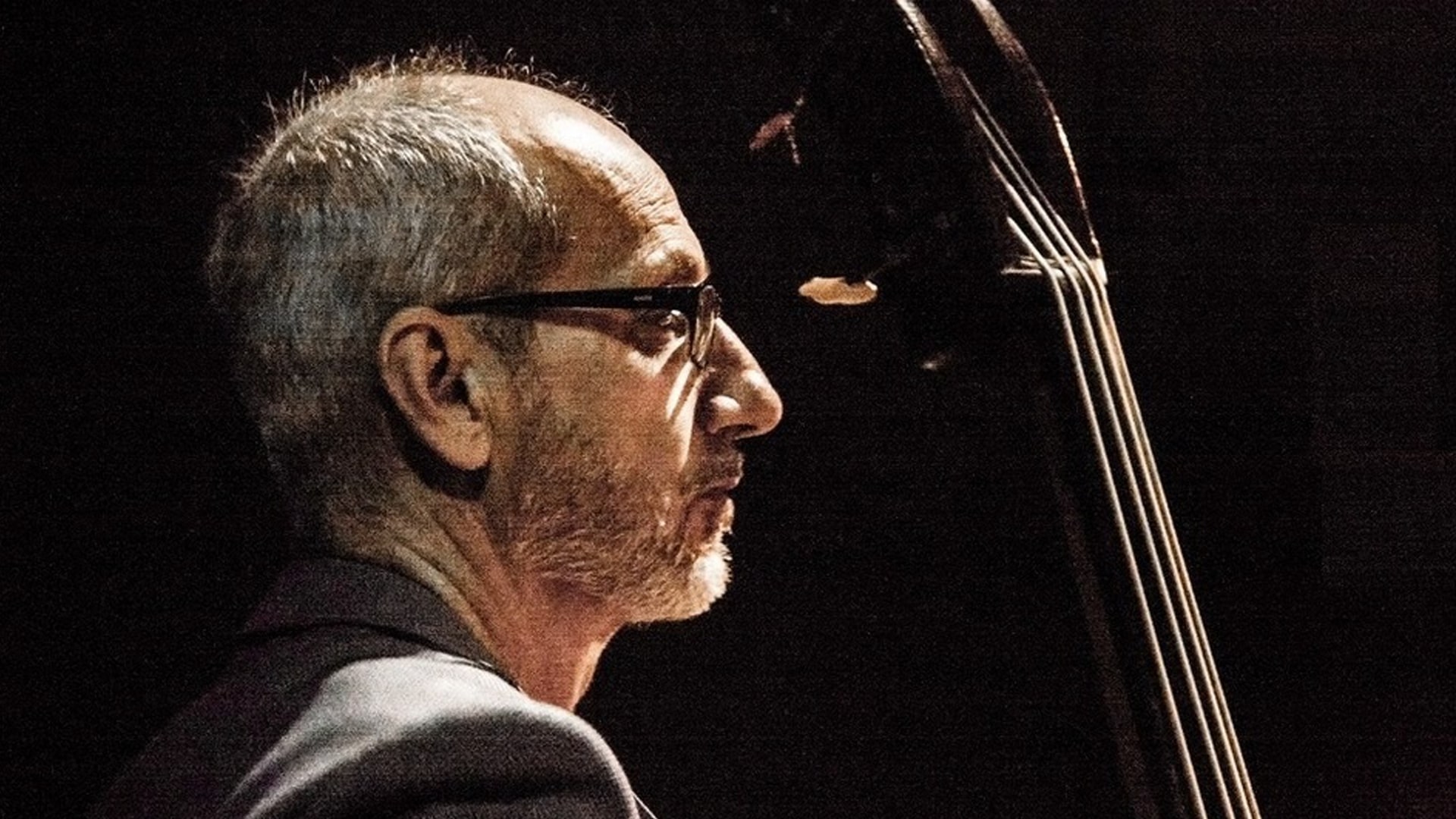 Maurizio Quintavalle di profilo con contrabbasso
