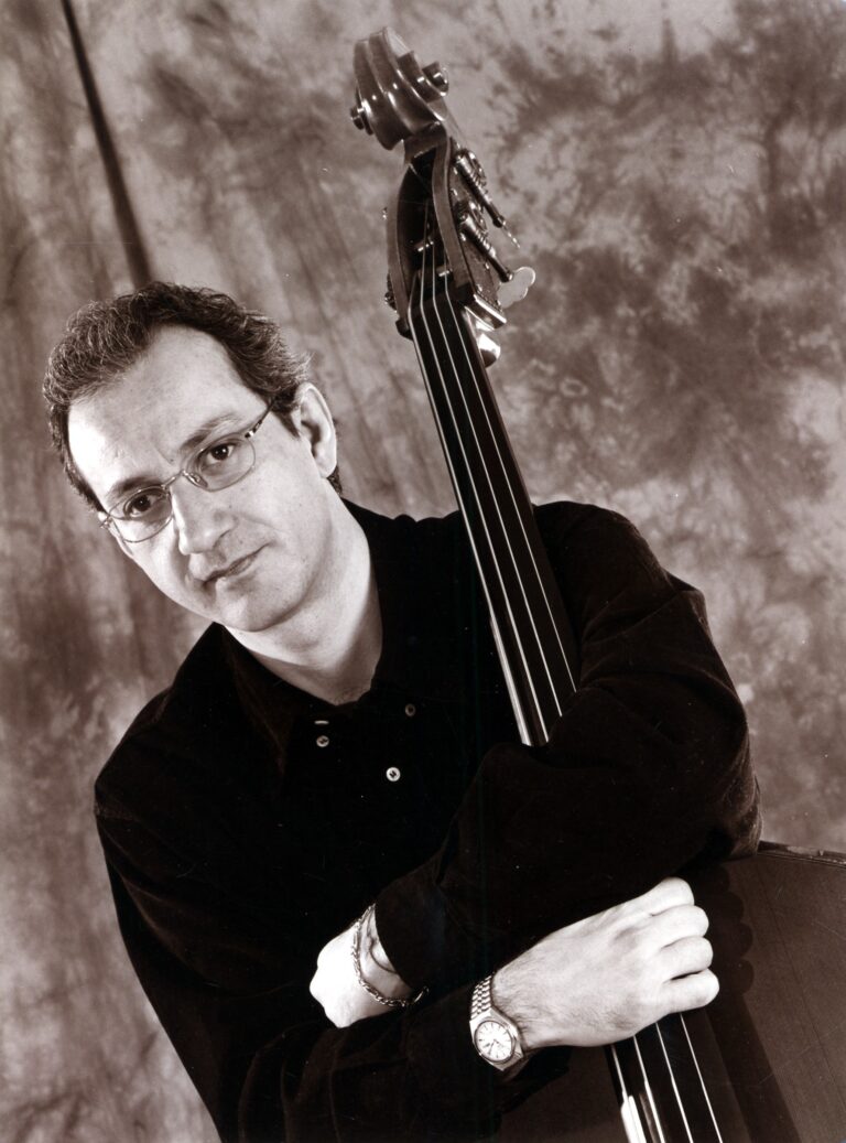 giovane Maurizio Quintavalle con contrabbasso