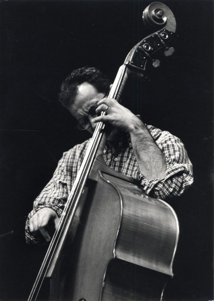 un giovane Maurizio Quintavalle suona il contrabbasso