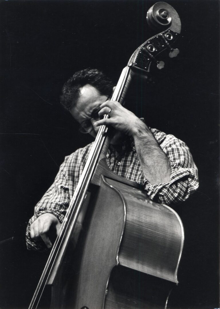 un giovane Maurizio Quintavalle suona il contrabbasso