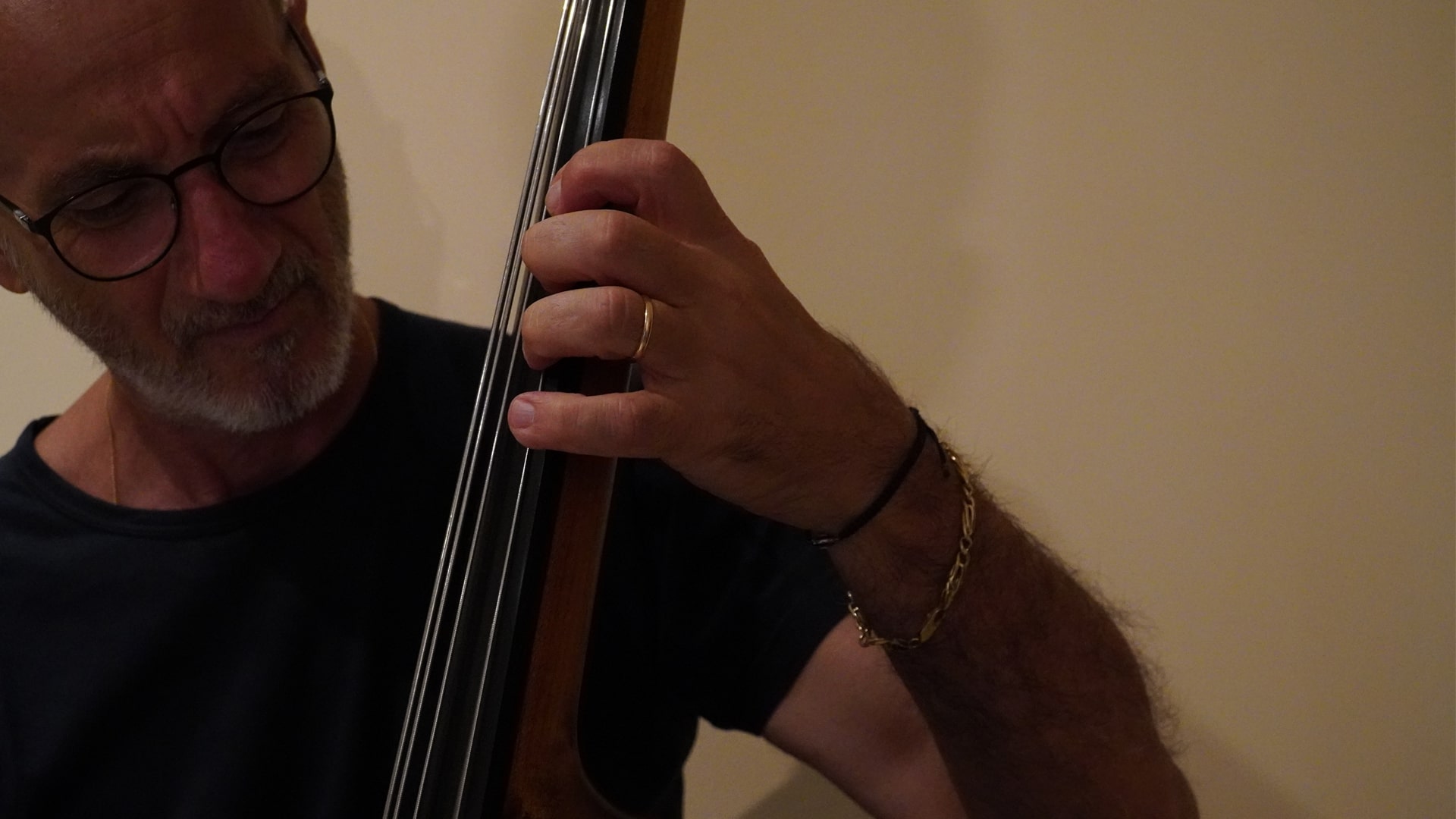 Maurizio Quintavalle suona il contrabbasso