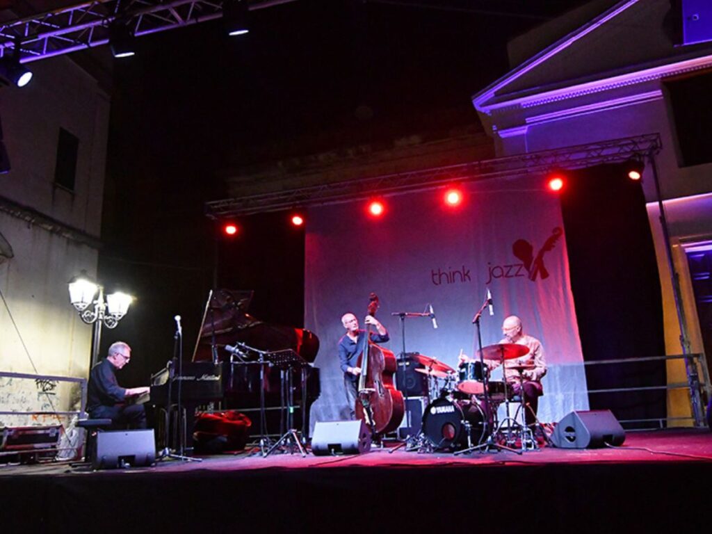 Trio Colombo Quintavalle Zirilli mentre suona al festival Think Jazz 2023