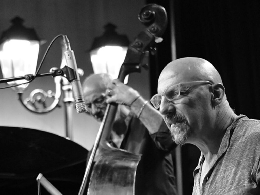 Maurizio Quintavalle mentre suona con Enzo Zirilli